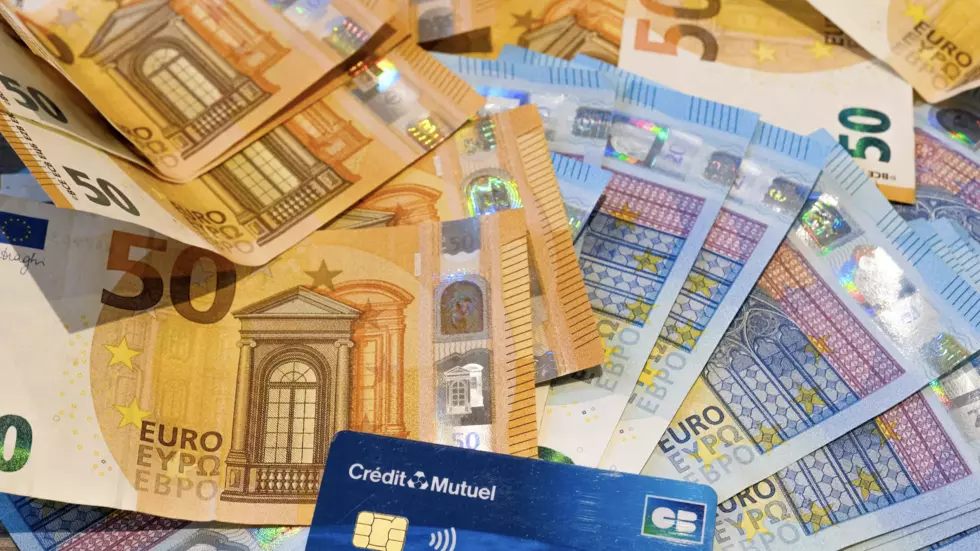 フランスの2025年予算計画は、膨大する赤字を削減することを目的として、大幅な支出削減と一時的な増税を導入しています。©AFP