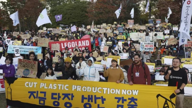 フランスは、世界的なプラスチック汚染危機に対処するための国連協議で主導しています。