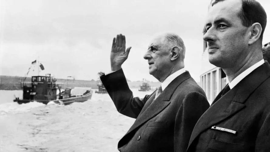 （ファイル）1962年9月に撮影された写真は、デュッセルドルフとデュイスブルクの間のライン川でボートに乗って、息子のフィリップ・ド・ゴール提督（R）と一緒にド・ゴール将軍（C）を示しています。©AFP
