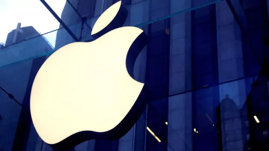 2019年10月16日、米国ニューヨーク州マンハッタンの5番街にあるアップルストアの入り口にApple Inc.のロゴがぶら下がっています。© ロイター - マイク・セガー