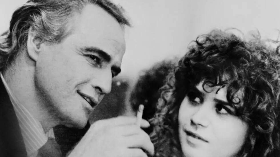 1972年3月5日にフランスの首都で撮影された映画「ラスト・タンゴ・イン・パリ」のシーンで、アメリカの俳優マーロン・ブランドとフランスの女優マリア・シュナイダー。© AFP/ファイル