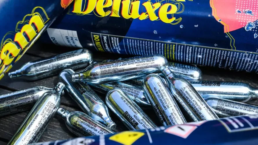 「笑いガス」とも呼ばれる亜酸化窒素のカプセル。AFP - デニス・シャーレット