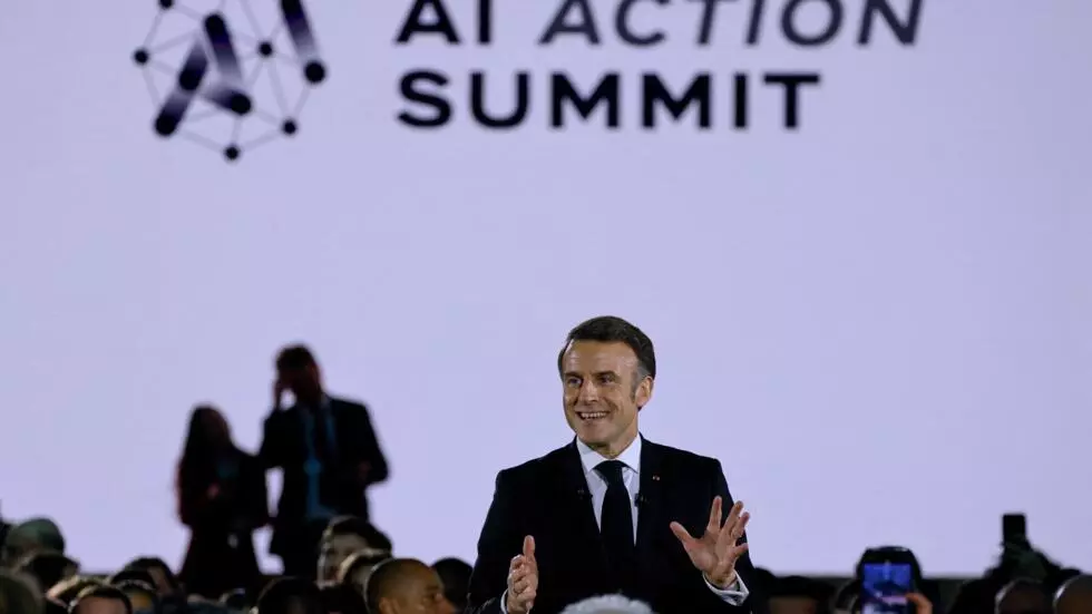 フランスのエマニュエル・マクロン大統領は、2025年2月10日、パリのグラン・パレで開催された人工知能（AI）アクションサミットの初日の閉会式でスピーチを行いました。© AFP - ルドヴィッチ・マリン