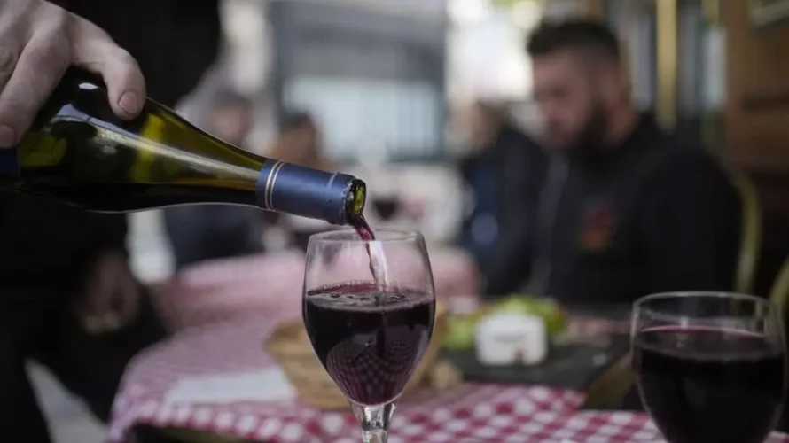 昨年のワインを含むフランスのアルコール飲料の輸出売上高は、前年比で4%減少しました。AP - クリストフ・エナ