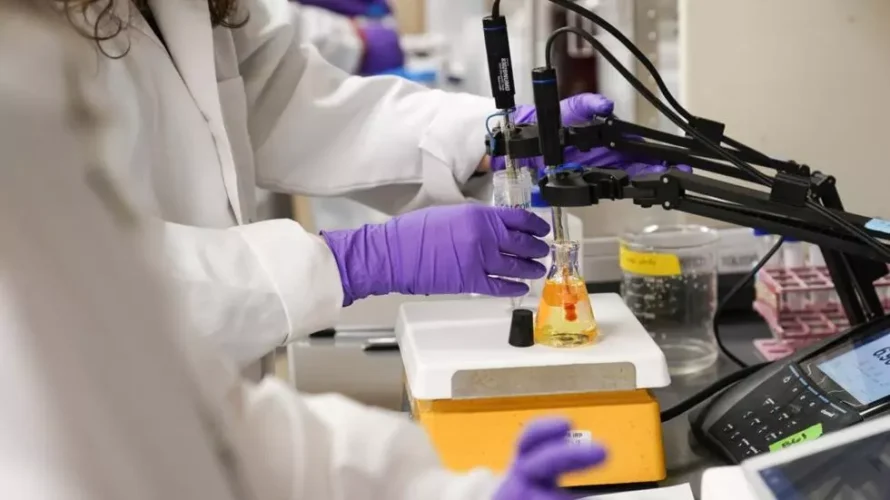 PFASのサンプルを検査する研究者。AP - ジョシュア・A・ビッケル