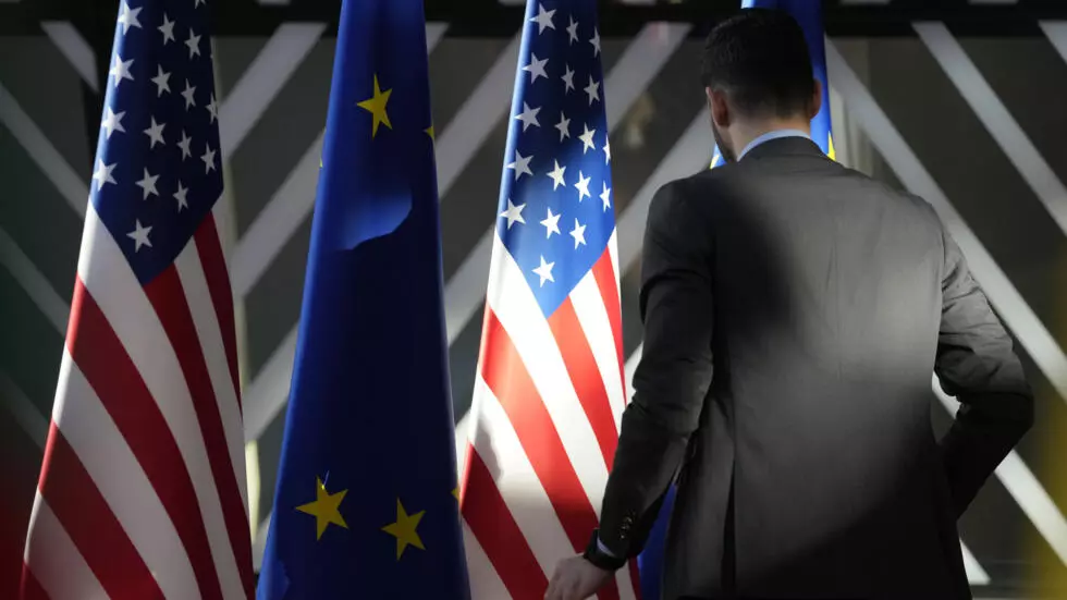 欧州評議会の米国とEUの旗。AP - バージニアメイヨー