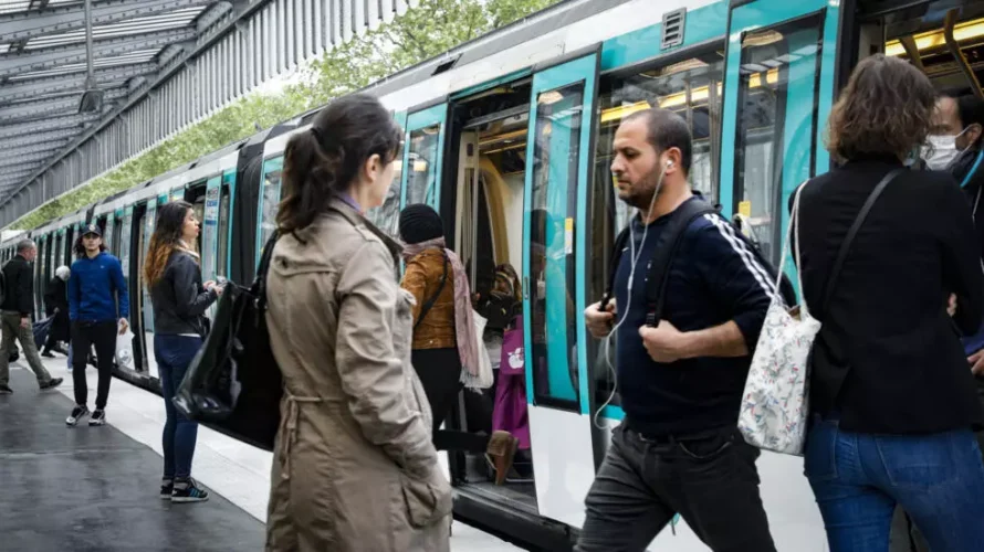パリの地下鉄を利用する人々 AFP - GEOFFROY VAN DER HASSELT
