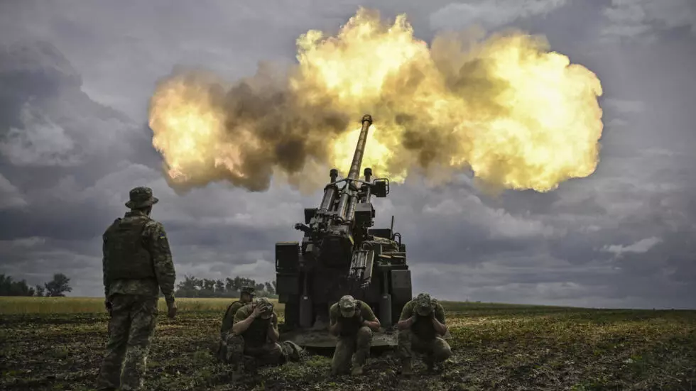 2022年6月15日、ウクライナ軍人は、ウクライナ東部のドンバス地域の最前線でロシアの陣地に向かって、フランスの自走式155mm/52口径のシーザー銃で発砲した。© アリス・メッシニス/AFP