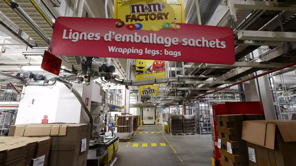 アメリカの製品をボイコットしようとしているフランスの消費者は、アメリカのブランドがフランスの工場と協力していることを考慮しなければなりません。例えば、アメリカの会社MarsのためにM&Msを生産しているこの工場です。© フレデリック・フロリン/AFP