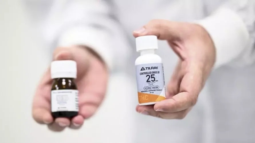 ポルトガルのティルレイ社が生産した大麻油のボトル。フランスの規制は、医療大麻の生産に関するものではなく、医療大麻の販売と流通に関するものです。©パトリシア・デ・メロ・モレイラ/AFP
