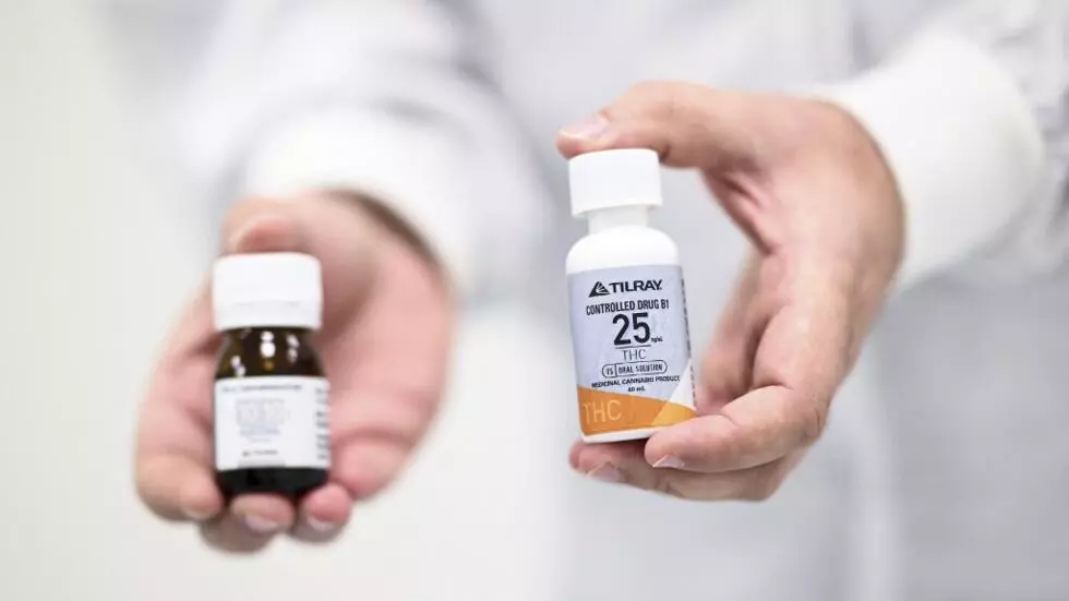 ポルトガルのティルレイ社が生産した大麻油のボトル。フランスの規制は、医療大麻の生産に関するものではなく、医療大麻の販売と流通に関するものです。©パトリシア・デ・メロ・モレイラ/AFP