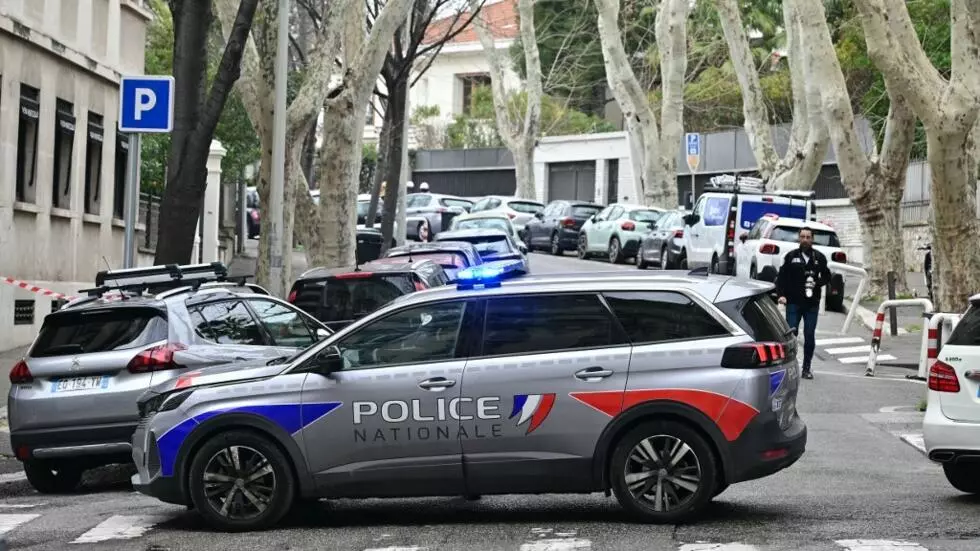 2025年2月24日、3つの即席爆発装置が投げられた後、フランス国家警察の車がマルセイユのロシア領事館の前の通りを封鎖している。AFP - ミゲル・メディナ