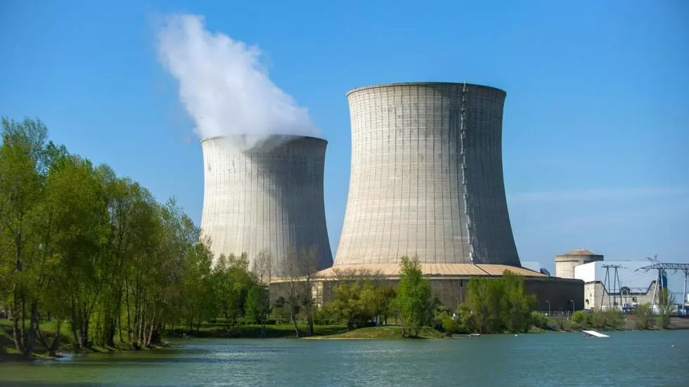 フランス中部のロワール川沿いにあるいくつかの発電所の1つであるサンローランデゾー原子力発電所。AFP/ギヨーム・スーヴァン