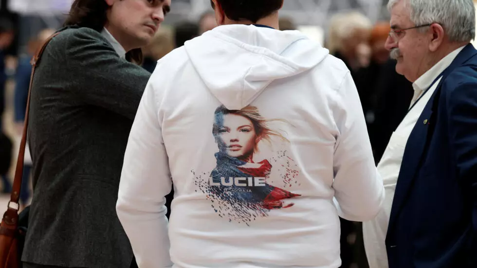 「ルーシー」は、2月10日にパリで開催されたAIアクションサミットの参加者のスウェットシャツに見られるように、リナゴラによって作成されたフランスのAIチャットボットです。© ベノワ・テシエ/ロイター