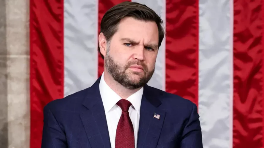 米国副大統領のJD・ヴァンスは、2025年3月4日の議会合同セッションでのドナルド・トランプ大統領の演説の前に、下院議場に立っています。ロイター - ケビン・ラマルク