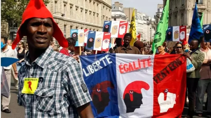 2010年に当時のニコラ・サルコジ大統領が提案したフランスの国籍規則の変更に対するパリでの抗議。© ロイター