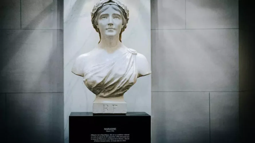 マリアンヌの胸像、フランス共和国のシンボルと寓話、自由の国民的な象徴、アーサー=ジャック・ルドゥックの作品、フランス・パリの国会で展示された彫刻。© Amaury Cornu/Hans Lucas.AFP