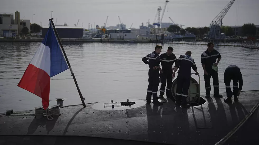2024年4月、トゥーロン海軍基地でフランスのルービス級原子力潜水艦に乗っている船員たち。AP - ダニエル・コール