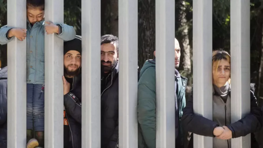 ファイル - 2023年5月28日日曜日、ポーランドのビアロヴィエザで、亡命を求める約30人の移民のグループのメンバーが見られます。© Agnieszka Sadowska / AP