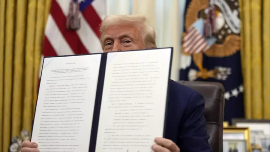 ドナルド・トランプは、2025年1月23日、ホワイトハウスで、ジョン・Fの暗殺に関する最新のファイルの機密解除を命じる法令に署名した後、ケネディAP - ベン・カーティス