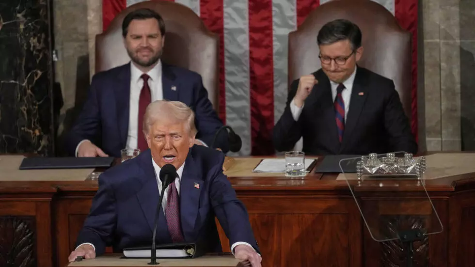 ドナルド・トランプ大統領は、ワシントンの米国議会議事堂の下院で議会の合同セッションで演説します。© ジュリア・デマリー・ニキンソン / AP