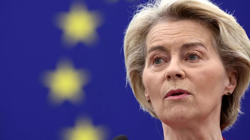EU委員会のウルスラ・フォン・デア・ライエン委員長は、2025年3月11日、ストラスブールで、27カ国のブロックがロシアと不安定な米国の支援に直面しているため、欧州議会での演説で防衛費の「急増」を求めた。© フレデリック・フローリン / AFP