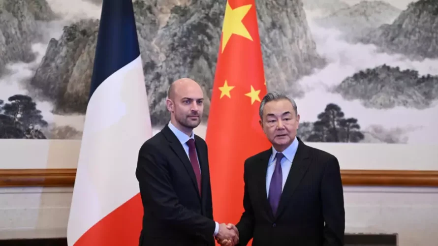 フランスのジャン=ノエル・バロー外相が初めて中国を訪問し、そこで中国の王毅外相と会った。© グレゴリー・ベイカー、グレッグ・ベイカー/プール/AFP