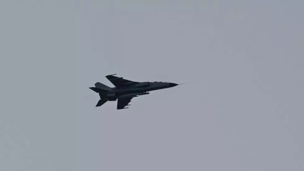2025年4月2日、中国の台湾本島に最も近い地点である平潭島付近で中国の戦闘機。AFP - ヘクター・レタマル