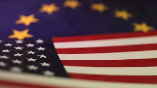 マクロンは米国の関税停止を「脆弱」と呼び、EUに強いままでいるよう促す