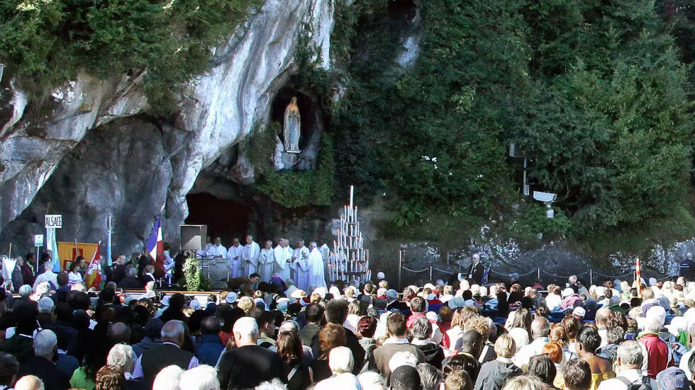 2010年8月のミサ式典で、フランス南西部のルルド神社で巡礼者。AP通信 - ボブ・エドメ