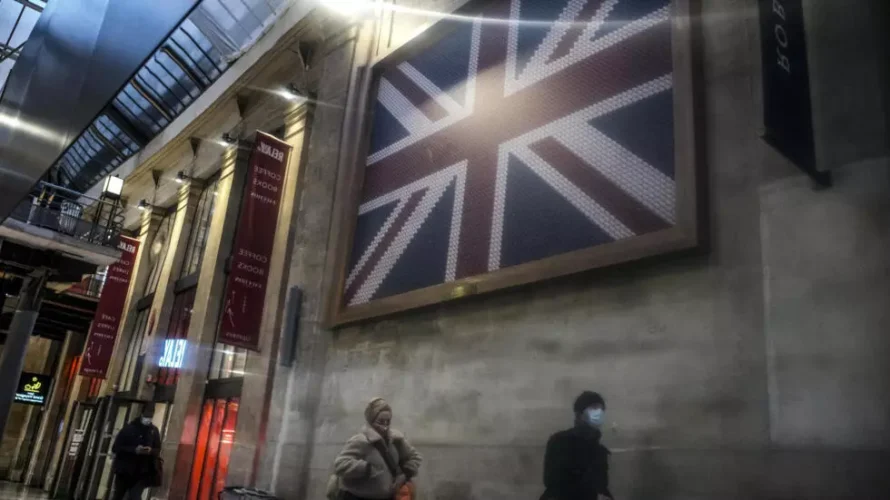 パリの北駅とロンドンのセントの間でユーロスターを利用する人を含む、新しいデジタル入国許可証が訪問者の要件になるため、ヨーロッパから英国への旅行は変わりつつあります。パンクラス駅。AP - ルイス・ジョリー