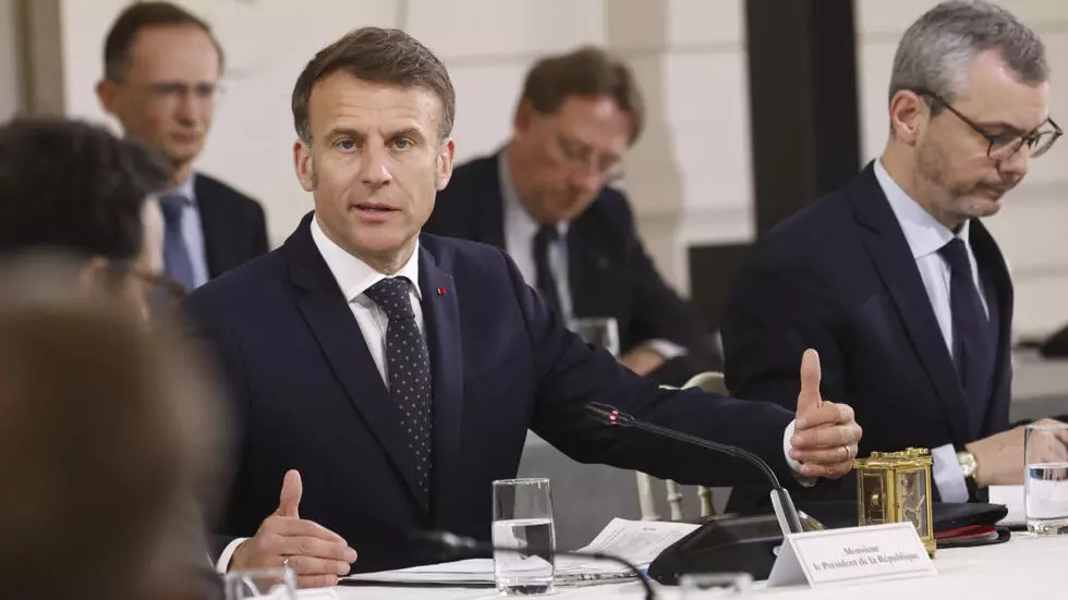 フランスのエマニュエル・マクロン大統領は、ドナルド・トランプ米大統領が発表した新しい関税の影響を受けるセクターの代表者との会談中。© モハメド・バドラ / AP