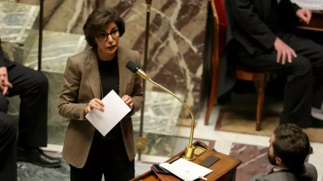 フランスの論争の的となっている公共放送改革は、議会での論争の後、停止した