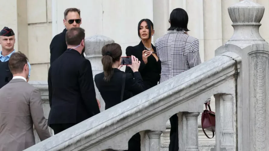 キム・カーダシアンは、2025年5月13日にパリで銃を突きつけられて数百万ドル相当の宝石を解放した2016年の強盗について証言する裁判のためにパリ裁判所に到着します。© AFP - トーマス・サムソン