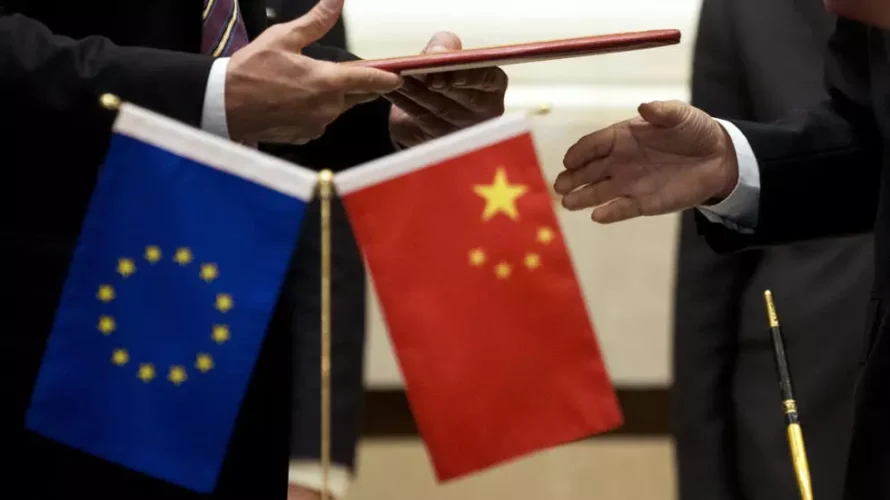 ブリュッセルと北京の交渉中にテーブルにEUと中国の国旗が置かれている。AP - アンディ・ウォン