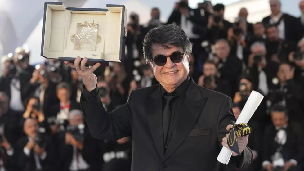 2025年5月24日土曜日、南フランス、カンヌで開催された第78回国際映画祭の授賞式フォトコールで、映画「It Was Just an Accident」でパルムドールを受賞したジャファール・パナヒ監督がカメラマンのためにポーズをとる。ナタカ・ピサレンコ/インビジョン/AP - ナタカ・ピサレンコ