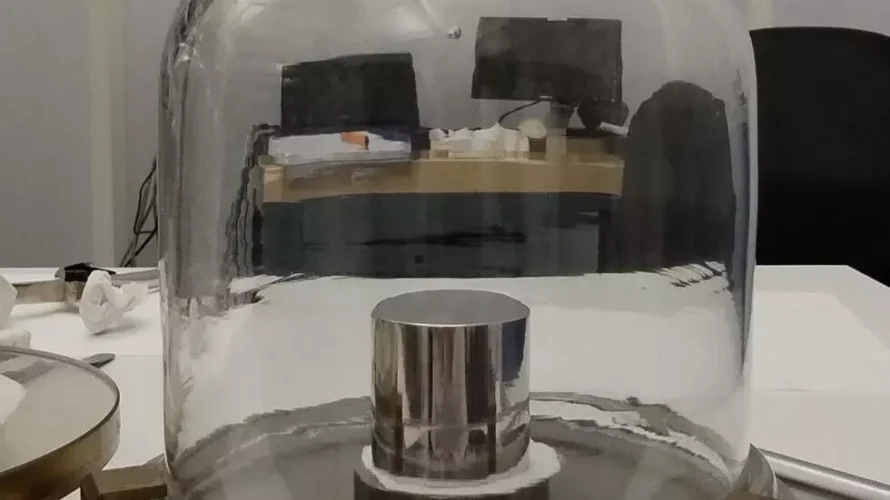 プロトタイプ35 - 世界が質量を理解するのを助けた1キログラムの重量。© AFP