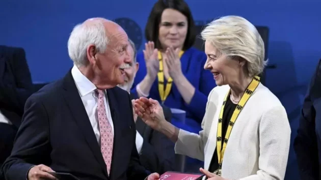 フォン・デア・ライエンはシャルルマーニュ賞を受賞し、「独立したヨーロッパ」を呼びかけています