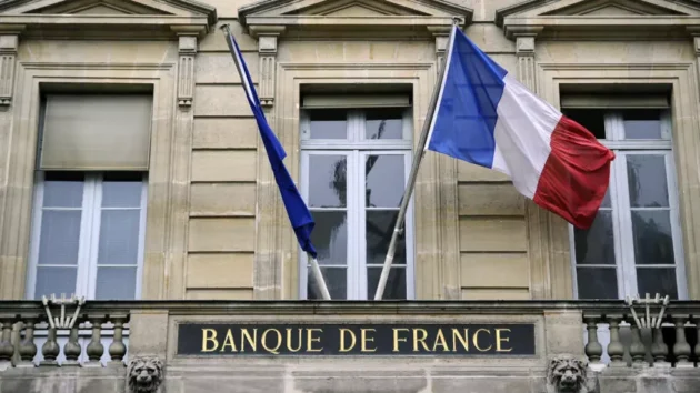 債務が過去最高に膨らむ中、フランスは50億ユーロの新たな削減に直面している