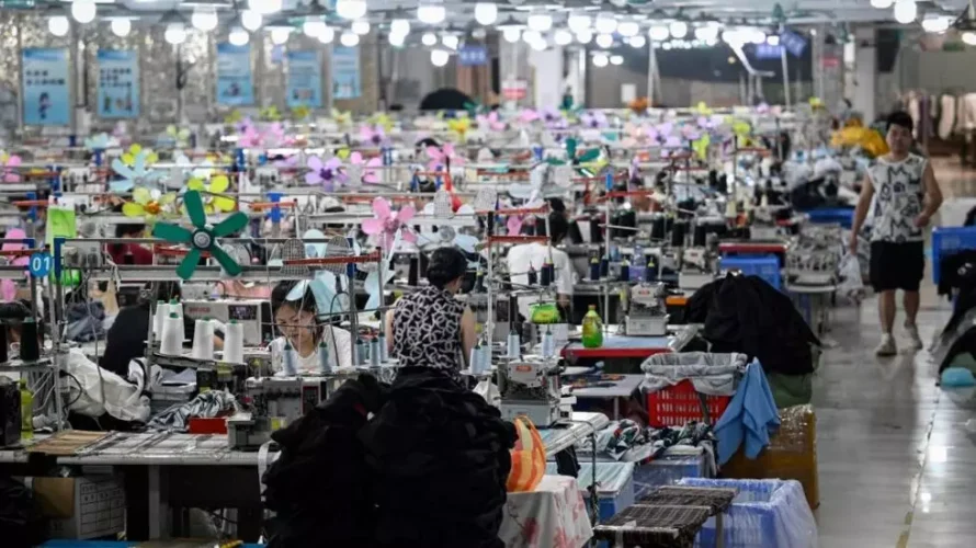 中国南部広東省広州のファストファッションeコマース会社Sheinに服を供給する繊維工場で衣服を生産する労働者。AFP - ジェイド・ガオ