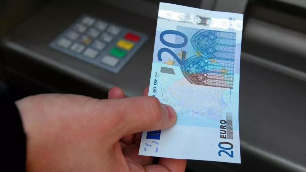 消費者がカードで商品を支払うことが増えているため、フランスでは現金が消費される可能性がある。© ピーター・ミューリー/AFP