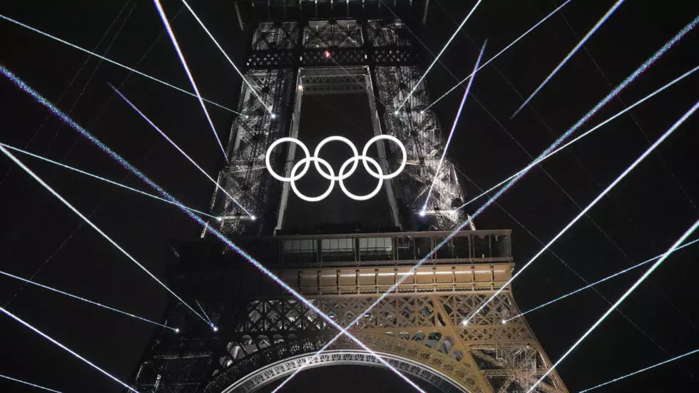 2024年7月26日、フランス・パリで開催された2024年夏季オリンピックの開会式中のエッフェル塔。AP - デビッド・J.フィリップ