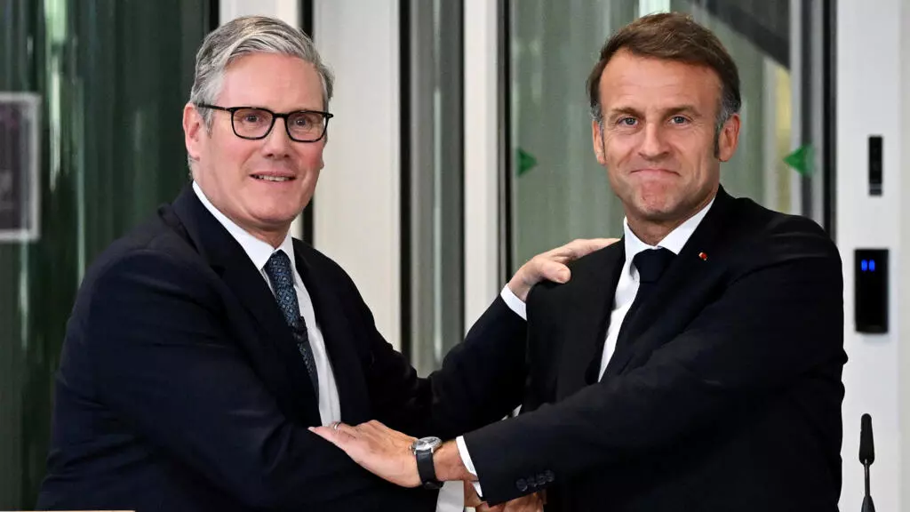 2025年7月10日、ロンドンで記者会見を開き、英国のキール・スターマー首相とフランスのエマニュエル・マクロン大統領が握手を交わす。ロイター経由 - レオン・ニール