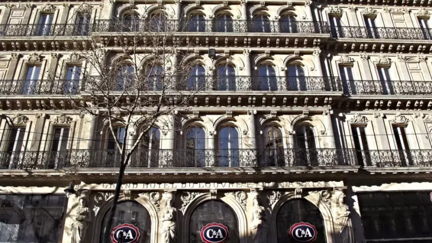 マルセイユの旧Grand Hôtel du Louvre et de la Paixは、1984年にブランドC&Aによって購入されました。© ウィキメディア/CC