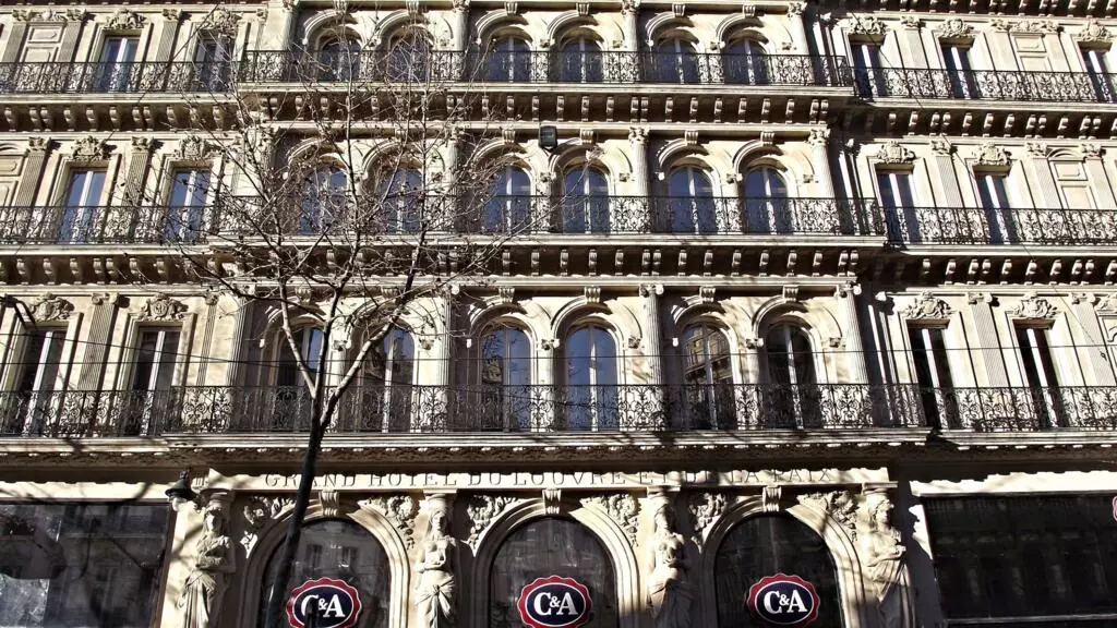 マルセイユの旧Grand Hôtel du Louvre et de la Paixは、1984年にブランドC&Aによって購入されました。© ウィキメディア/CC