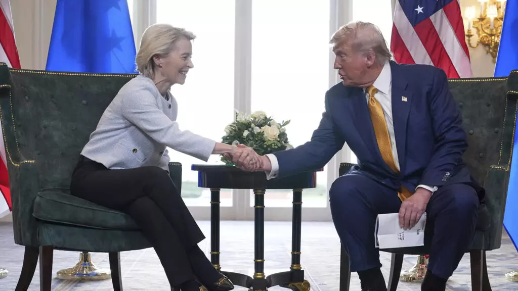 2025年7月27日日曜日、スコットランドのターンベリーにあるトランプ・ターンベリー・ゴルフコースで、ドナルド・トランプ大統領と欧州委員会のウルスラ・フォン・デア・ライエン委員長が貿易協定を結んだ後、握手を交わす。AP - ジャクリーン・マーティン