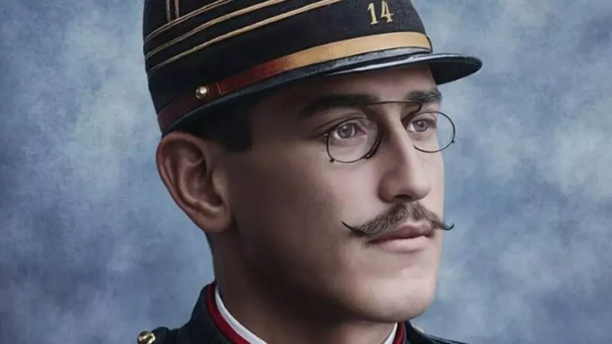 1894年に反逆罪で不当に有罪判決を受けたユダヤ人のフランス軍大尉、アルフレッド・ドレイファスの肖像画。1890年にアロン・ゲルシェルによって撮影されました。© Par Aron Gerschel/ウィキペディア