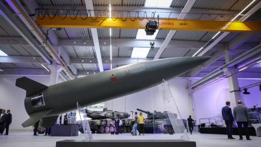 ATACMSロケットは、2025年8月27日にドイツ北部のウンテルルエスにあるラインメタルの新しい砲兵工場で展示されています。AFP - ロニー・ハートマン