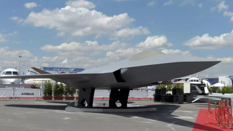 フランスとドイツが開発している次世代の戦闘機であるFuture Combat Air System（FCAS）のフルスケールモデル。©エリック・ピアモント/AFP