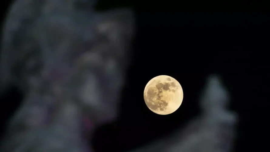 月の2週間の夜は太陽光発電を信頼できなくし、NASAは将来のミッションのために原子炉を検討するよう促しています。AP - マルコ・ウガルテ
